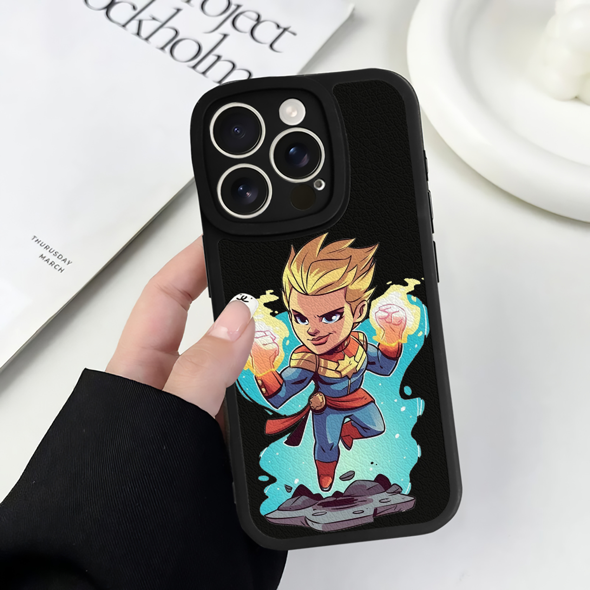 （画像用） アベンジャーズ The Avengers 【iPhone 16シリーズ対応】シリコンスマホケース（レザー調） 材質：シリコン